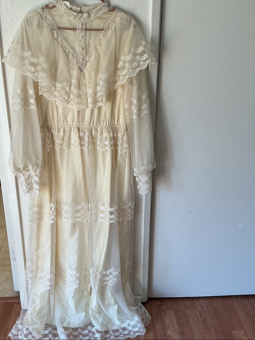 Ivory Lace Long-Sleeve Vintage Wedding Dress